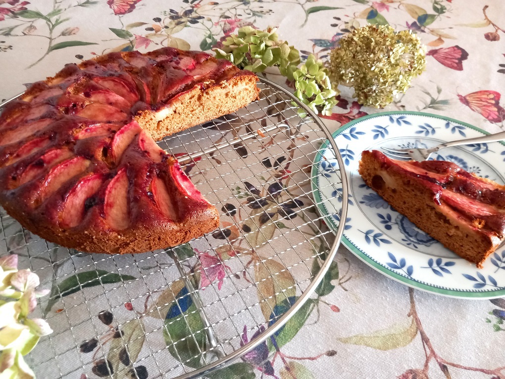 Apfelkuchen mit schwarzer Johannisbeerkonfitüre
