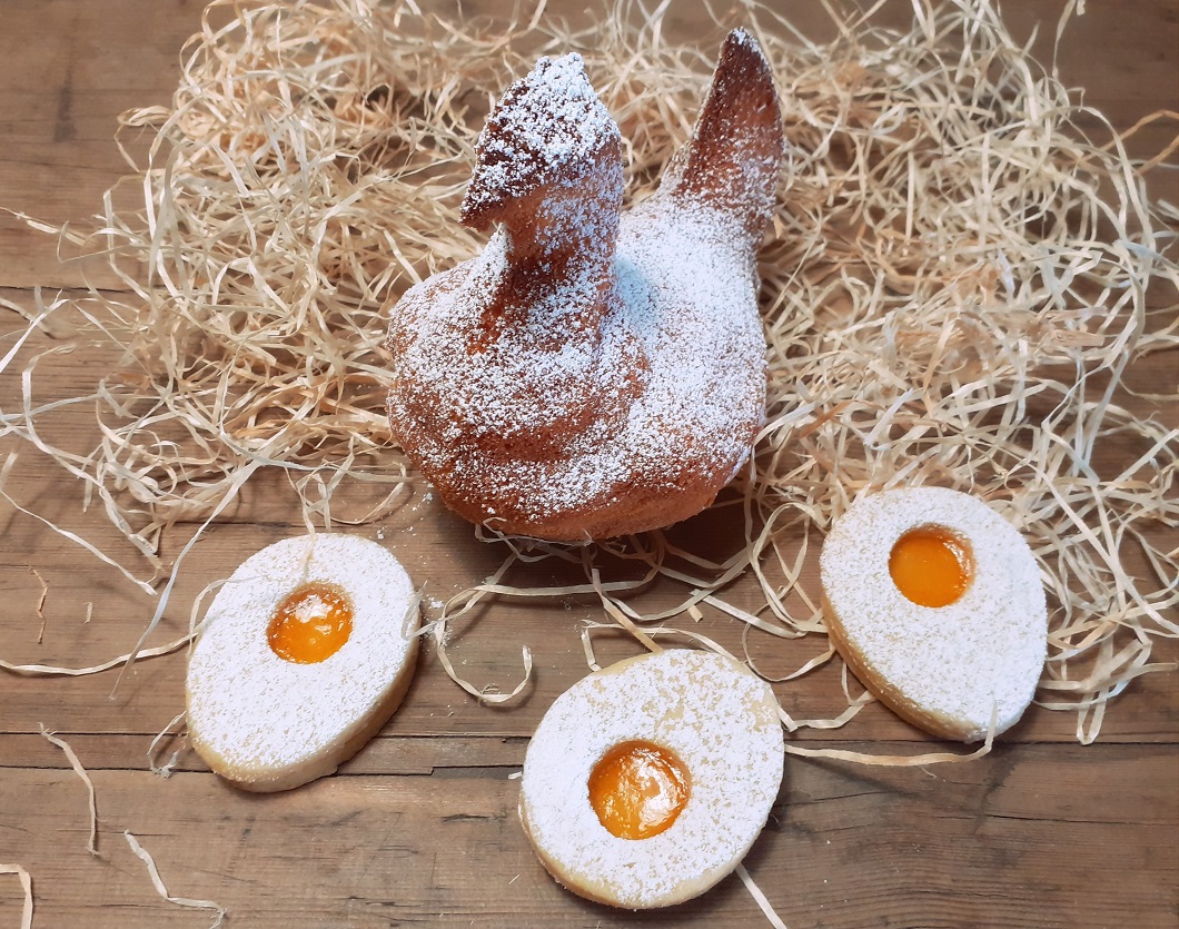 Osterhenne mit Ostereikeksen